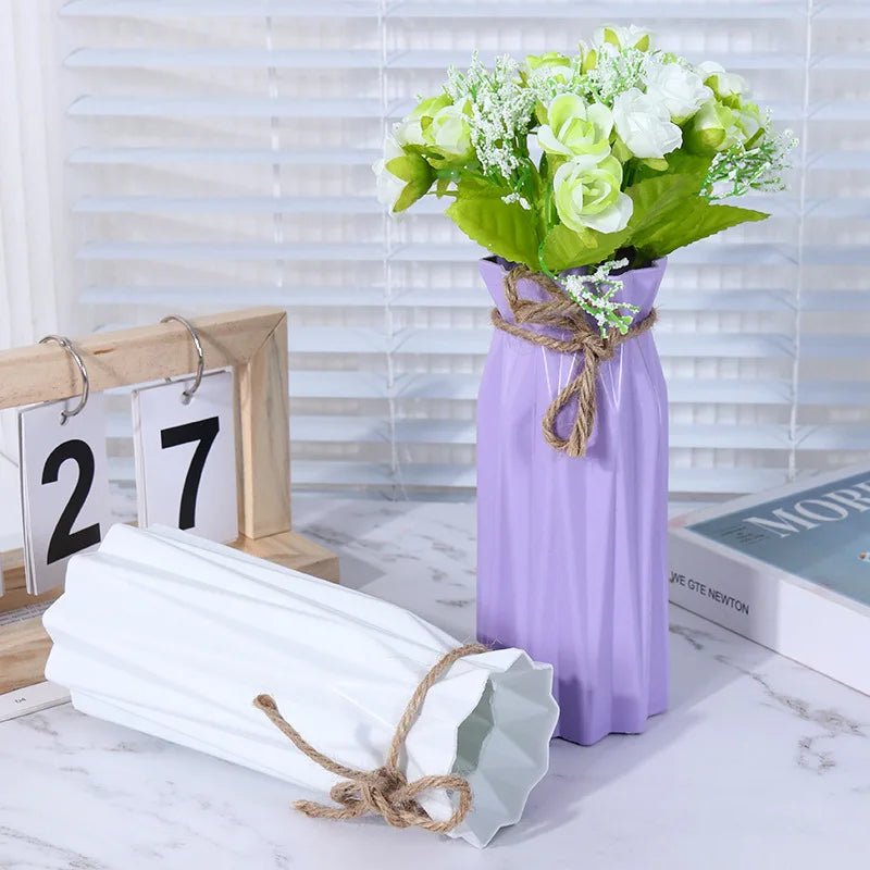 vases décoratifs modernes plissés fleurs artificielles couleurs variées salon minimaliste