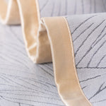 Ce coussin déhoussable rayé gris et beige apporte une touche douce et élégante à la décoration d'intérieur.