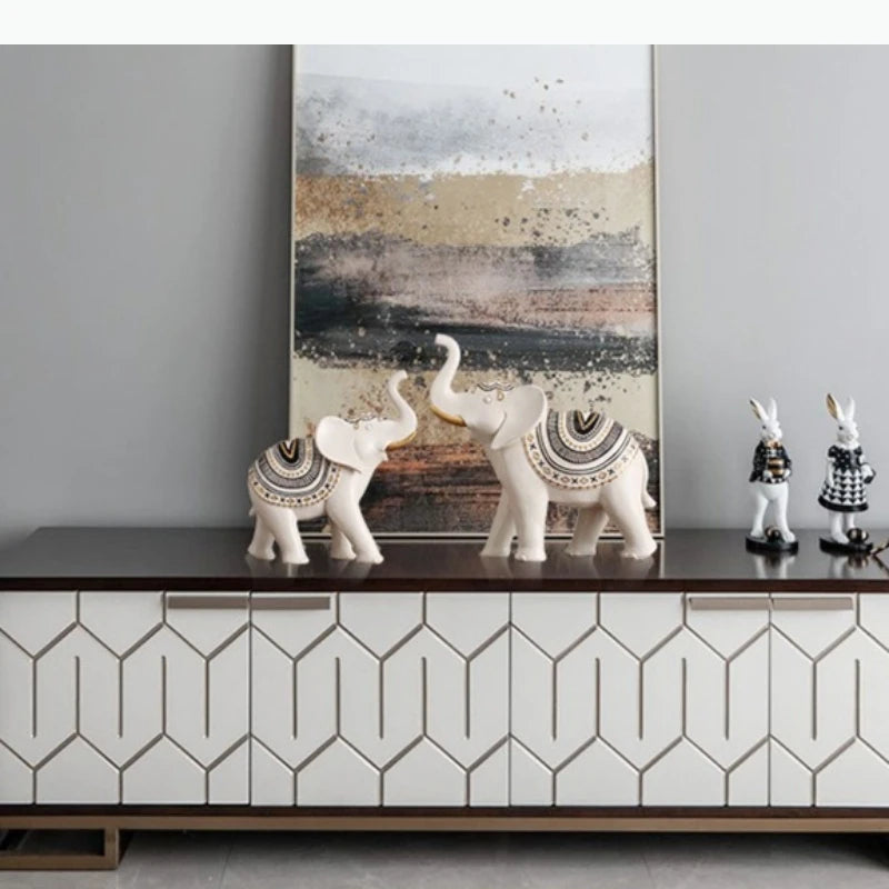 décoration moderne deux éléphants figurines noir blanc motifs tribaux surfaces brillantes