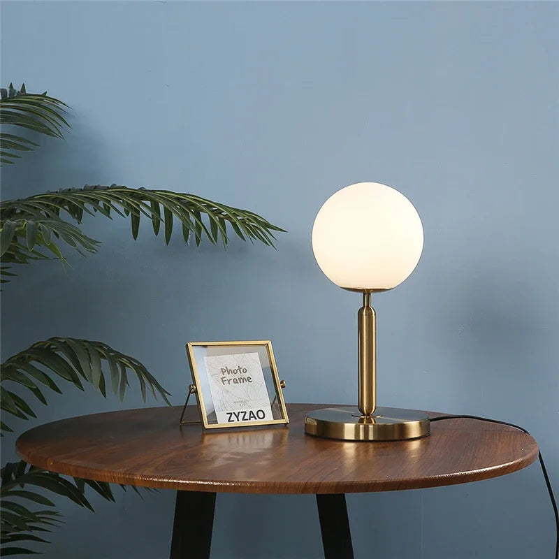 Lampe de chevet design boule de verre éclairée dans une chambre à coucher