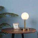 Lampe de chevet design boule de verre éclairée dans une chambre à coucher