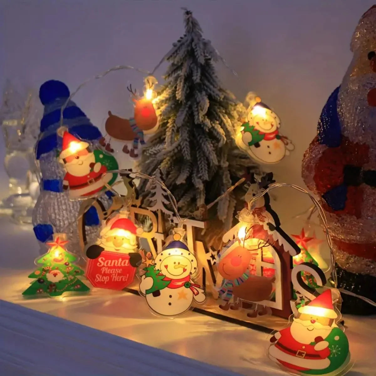 Guirlande lumineuse LED disposée sur une cheminée de salon