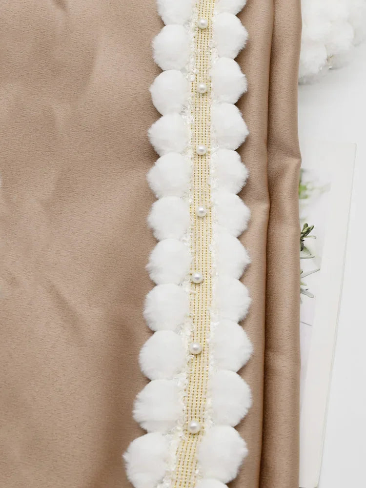 rideau blanc pompons duvet nacrées tulipes deco chambre enfant festif
