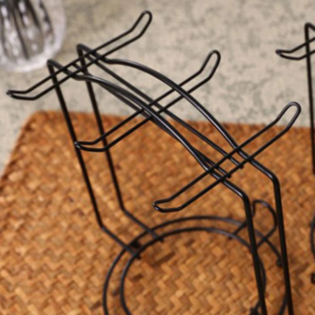 support tasses noir minimaliste clips suspension rangement cuisine vaisselier élégant moderne plateau bois