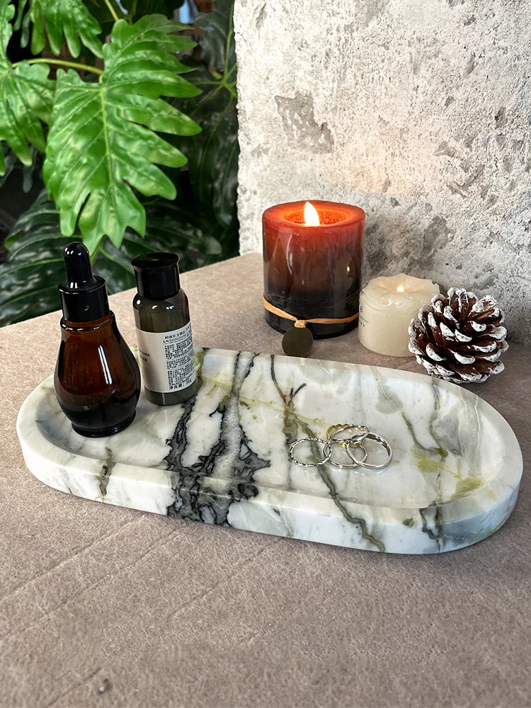 plateau ovale marbre blanc veines noires minimaliste parfum bouteille diffuseur bijoux trousse toilette
