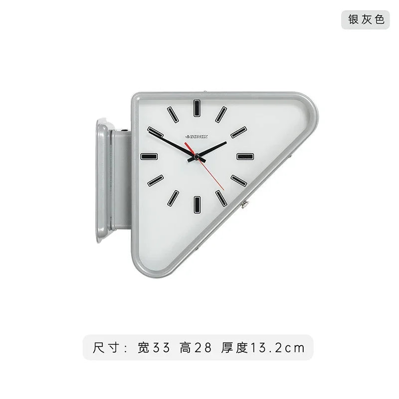 horloge murale triangulaire vintage rouge noir aiguille métal brillant fixée mur industriel