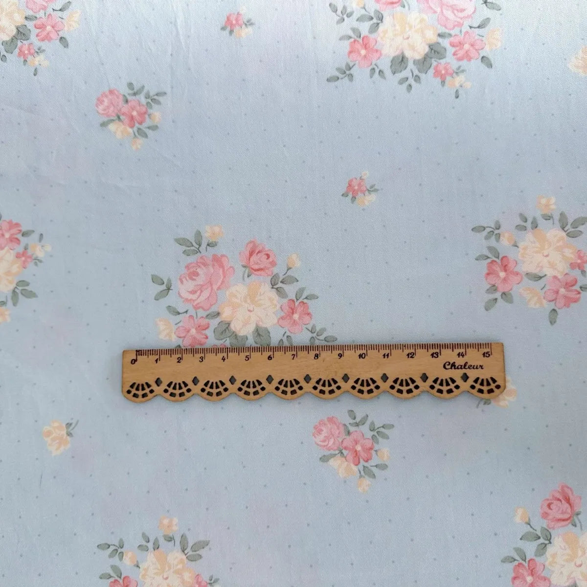 tissu coton blanc rose bleu fleurs vintage romantique biodegradable 160cm