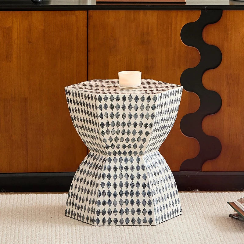 table basse contemporaine bois blanc bleu foncé motifs losanges texturés
