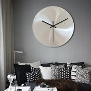 horloge murale moderne minimaliste argentée aiguilles noires surface texturée fixations métalintérieur decoration watch minimalist
