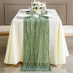chemin table vert olive rayures horizontales classique assiettes blanches fourchettes dorées gobelets décoratifs bougies