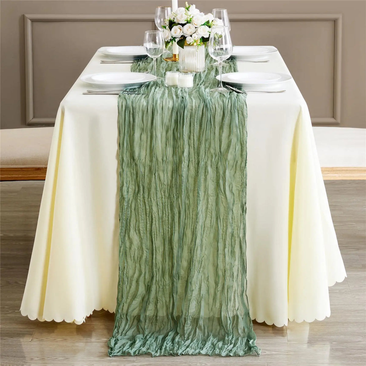 chemin table vert olive rayures horizontales classique assiettes blanches fourchettes dorées gobelets décoratifs bougies