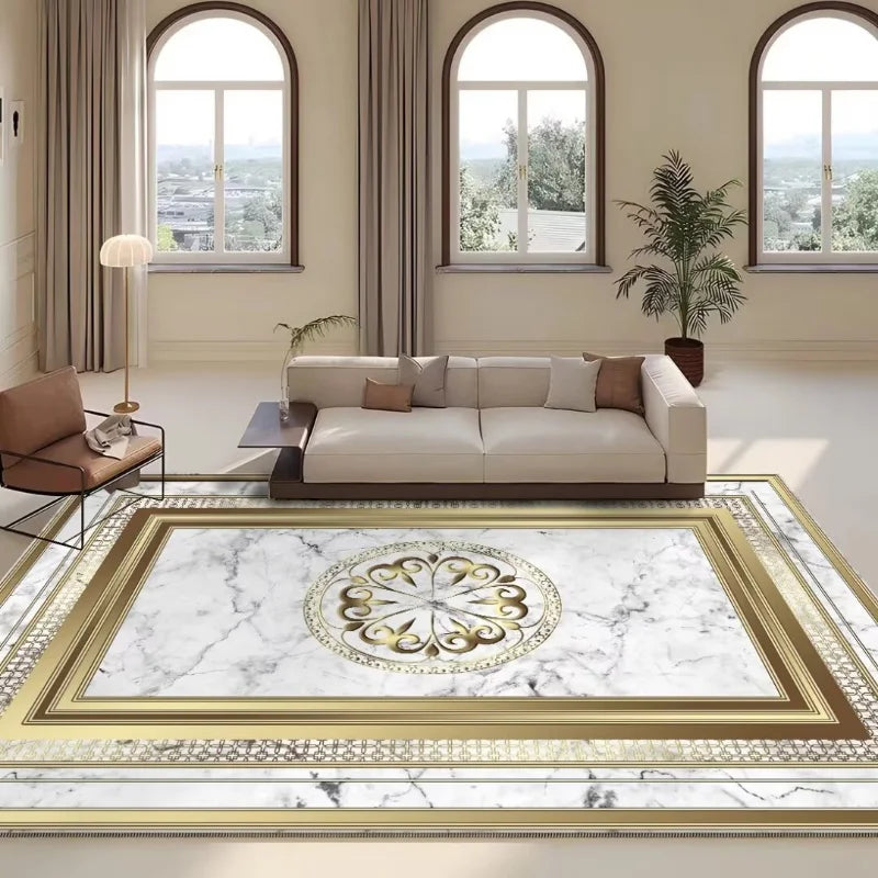 Un salon lumineux avec de grandes fenêtres en arche, un canapé confortable et une élégante table basse en marbre décorative.