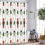 Rideau de douche de Noël rouge suspendu, sur fond de décorations de Noël festives. Cet ornement de Noël ajoute une touche vibrante au décor du jour de Noël, complétant parfaitement la décoration sur le thème du sapin. L'image capture l'esprit chaleureux et festif des fêtes de fin d'année, le rideau renforce l'ambiance de Noël.
