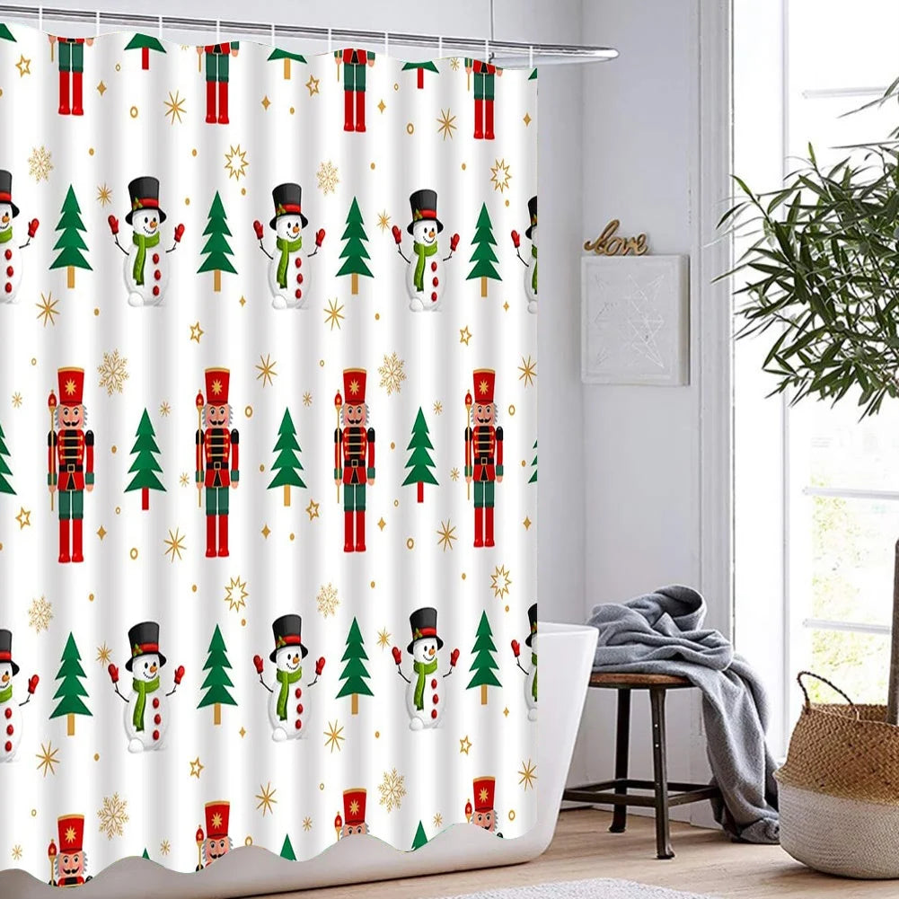 Rideau de douche de Noël rouge suspendu, sur fond de décorations de Noël festives. Cet ornement de Noël ajoute une touche vibrante au décor du jour de Noël, complétant parfaitement la décoration sur le thème du sapin. L'image capture l'esprit chaleureux et festif des fêtes de fin d'année, le rideau renforce l'ambiance de Noël.