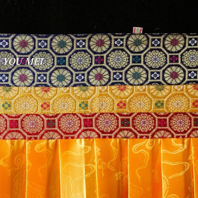 rideau brodé couleur or bleu rouge motifs géométriques floraux suspendu décoration bouddhiste chambre salon