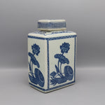 Élégant pot en porcelaine de style chinois, décoré de motifs de lotus bleus et de symboles typiques de la culture asiatique.