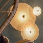 Lampe murale imitation rotin dans une cuisine moderne