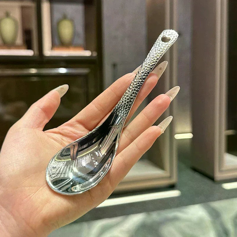 cuillère soupe acier inoxydable argenté texture martelée moderne opacité émaille cuisine maison