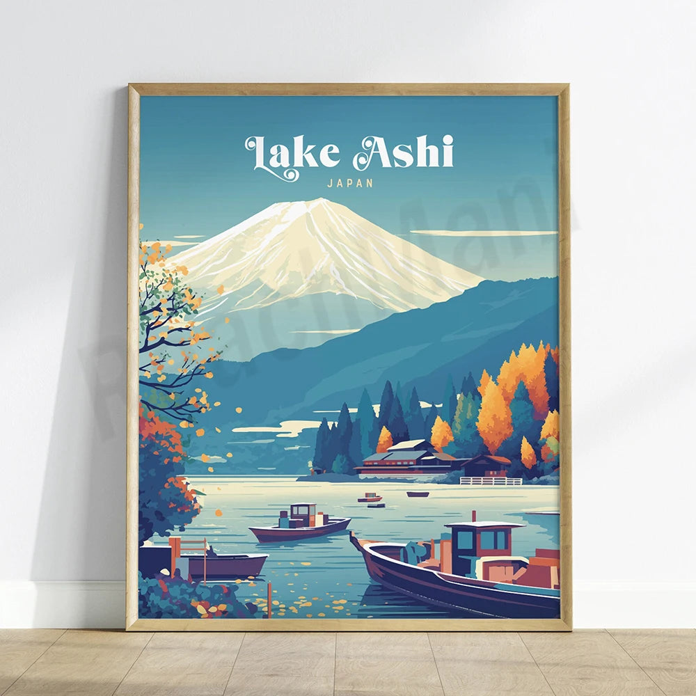 Une affiche pittoresque représentant un paysage japonais avec le Mont Fuji, des montagnes boisées, un lac et des bateaux, évoquant la beauté naturelle du lac Ashi au Japon.