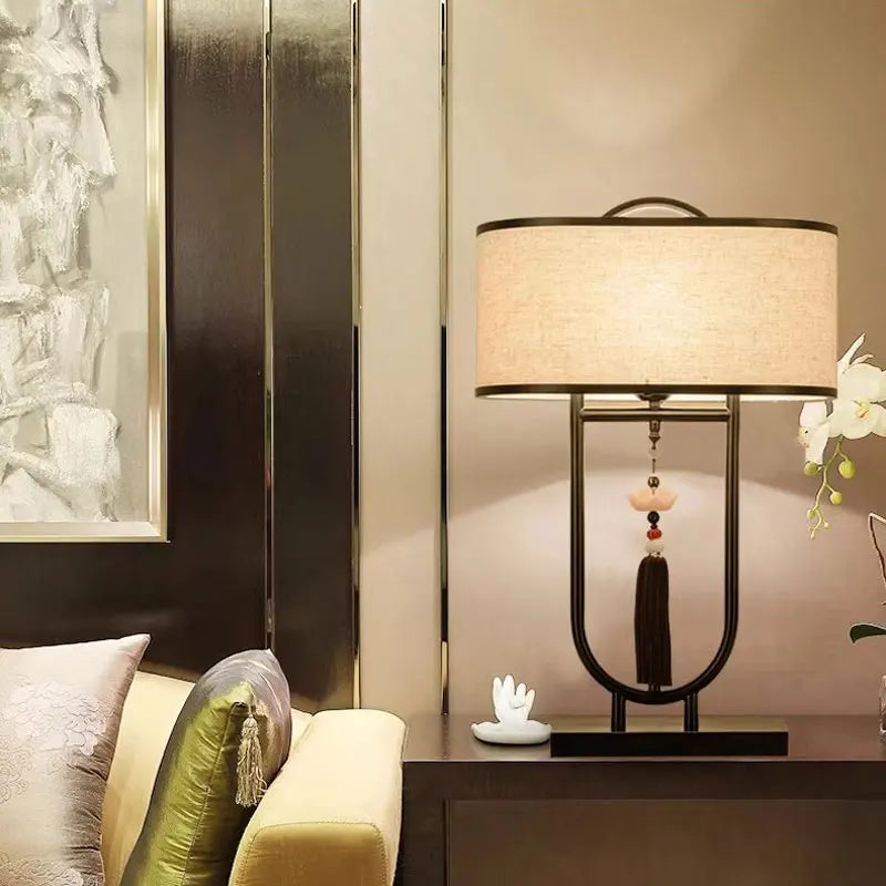 lampe table tissu texturé moderne asiatique pompon abatjour opaque métal noir