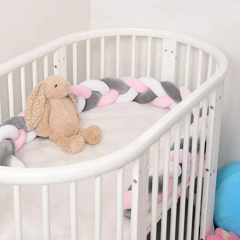 protège matelas tressé lit bébé rose gris velours doux pastel enfant decoration chambre cushion
