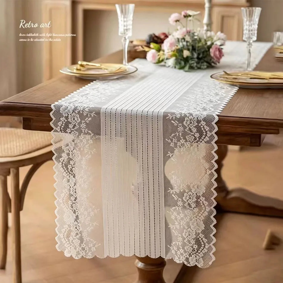 chemin table dentelle motifs floraux blanc noir vintage élégant décoration mariage fête salon