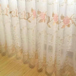 rideau blanc rose pâle fleurs brodées transparent classique romantique fenêtre salon maison