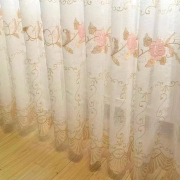 rideau blanc rose pâle fleurs brodées transparent classique romantique fenêtre salon maison