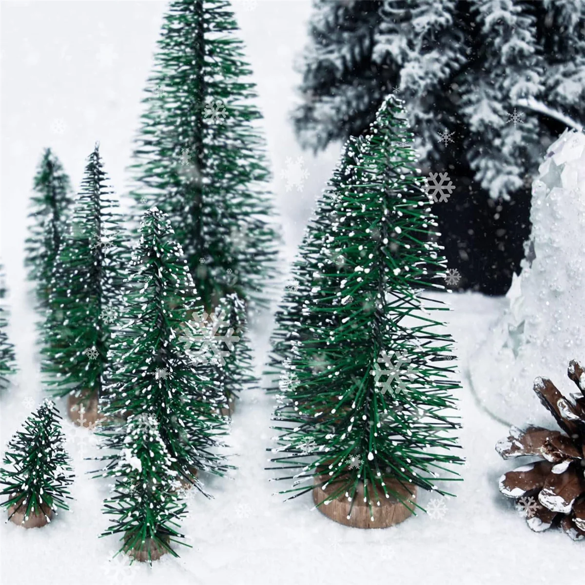 Composition décorative avec mini sapins de différentes tailles sur une table