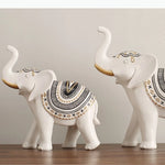 décoration moderne deux éléphants figurines noir blanc motifs tribaux surfaces brillantes