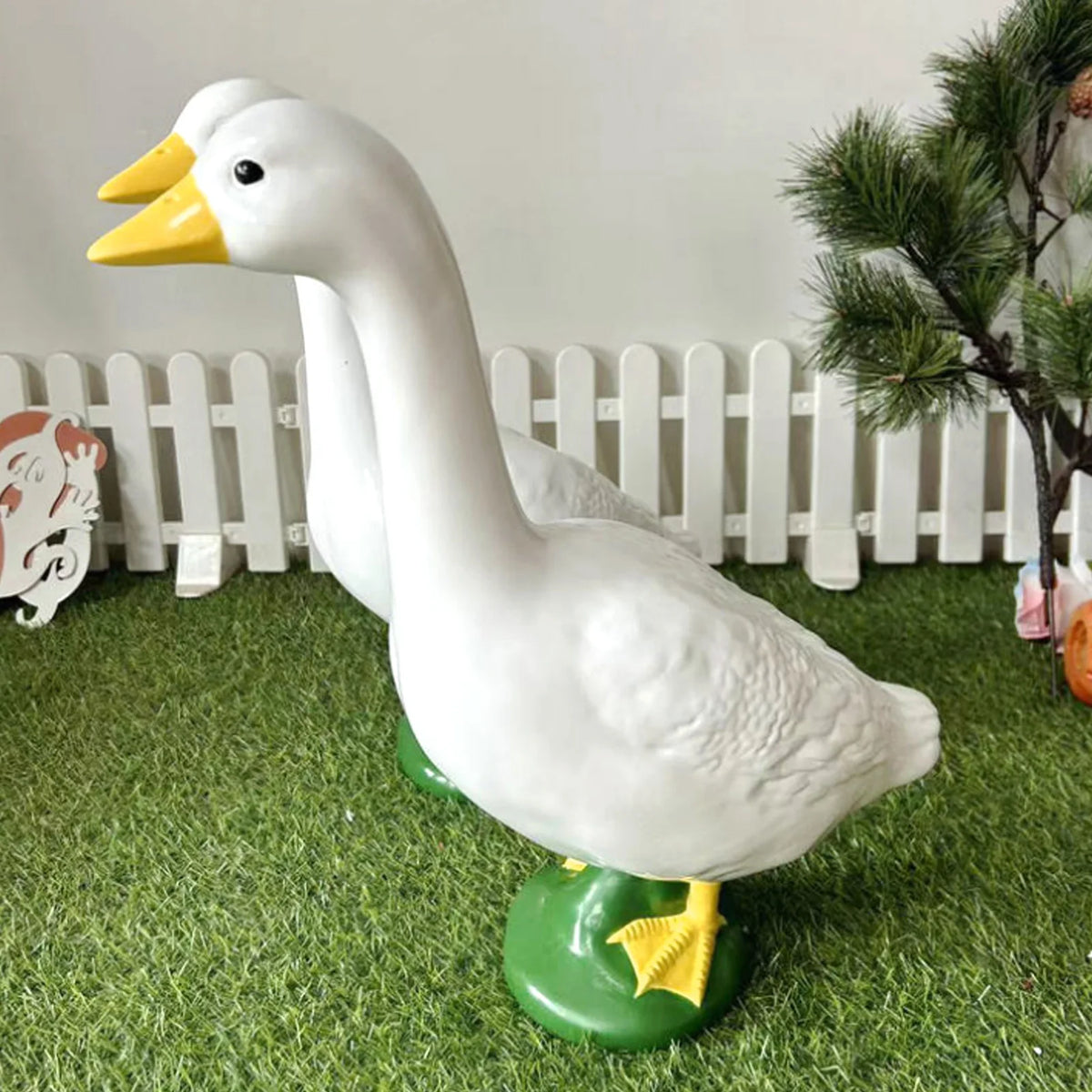statue canard blanc plumes decoratif exterieur base verte pieds jaunes