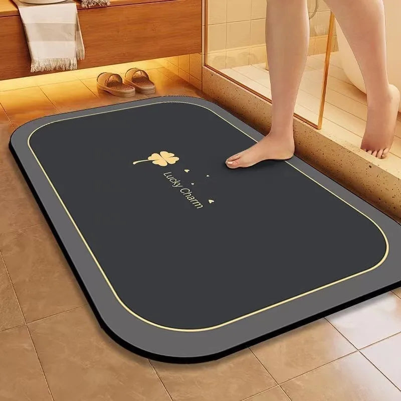 Tapis de protection pour le sol avec motif feuille de trèfle dans un espace intérieur.