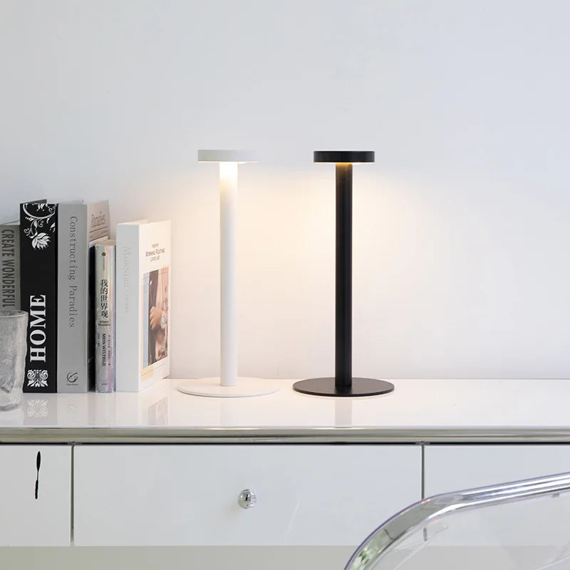 Lampe champignon rechargeable éclairant une chambre