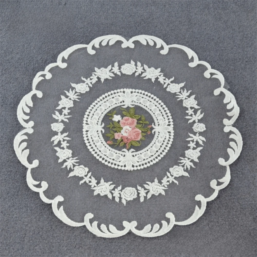 nappe table décorative brodée dentelle fleur rose motif circulaire vintage shabby chic semi transparent