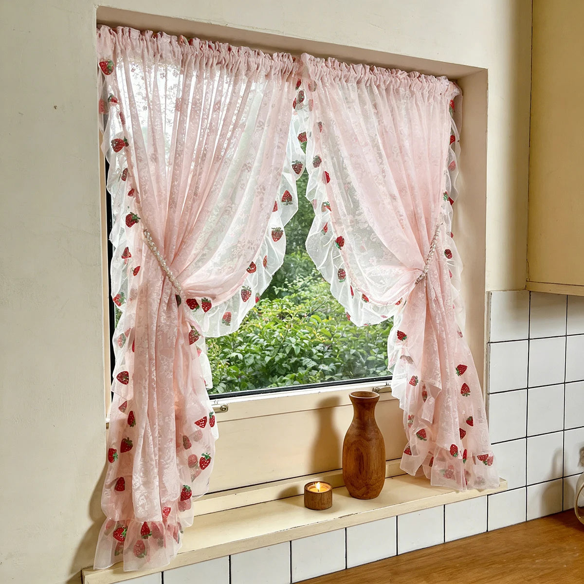 rideau floral rose fraises brodées dentelle blanche romantique translucide doux inclusion chambre