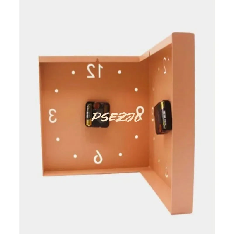 Horloge murale carrée turquoise dans un intérieur contemporain