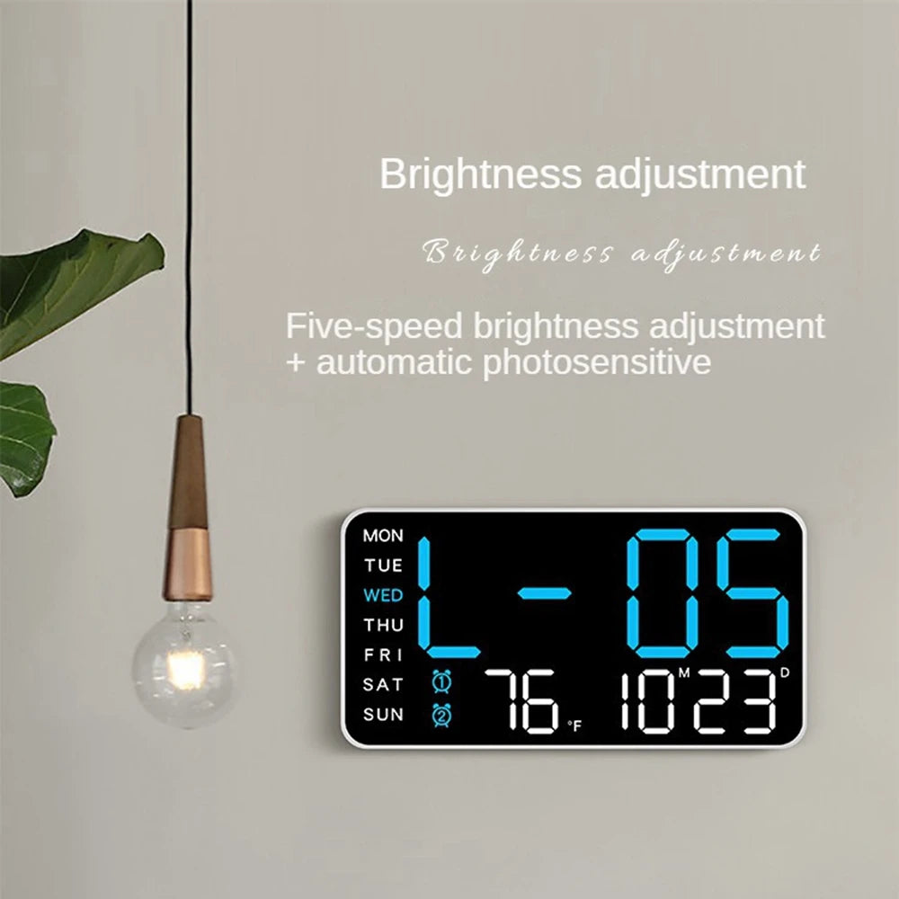 Horloge murale numérique posée sur une table avec décorations