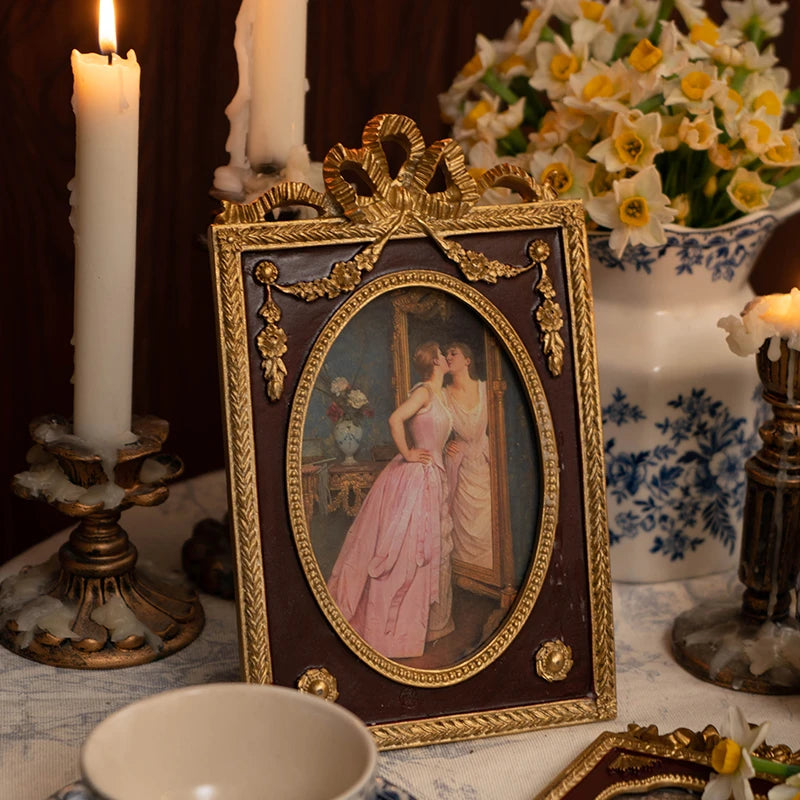 cadre photo vintage rococo décoration florale dorée marron bordure relief femmes robes xixe siècle