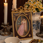 cadre photo vintage rococo décoration florale dorée marron bordure relief femmes robes xixe siècle