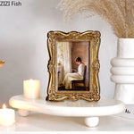 cadres photo vintage or baroques décoration table chevet anniversaire mariage roses livres