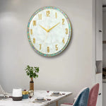horloge murale moderne nacrée motifs veinés blanc doré irisation verte rose bleue
