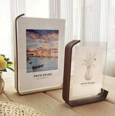 Cadre photo double face en bois acrylique couleur bourgogne sur table en bois