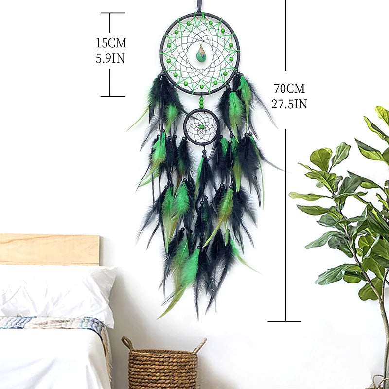 Un capteur de rêves décoratif aux plumes vertes et noires, suspendu dans un intérieur moderne avec des accents naturels.