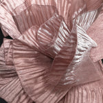 volant plissé dentelle brillant robe scène couture artisanale luxe élégant