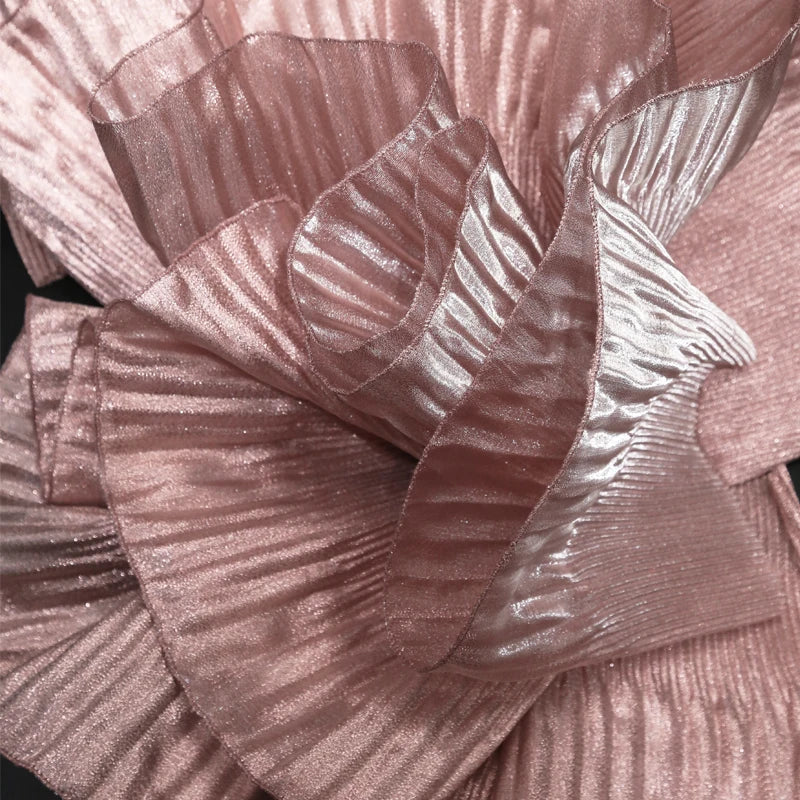volant plissé dentelle brillant robe scène couture artisanale luxe élégant