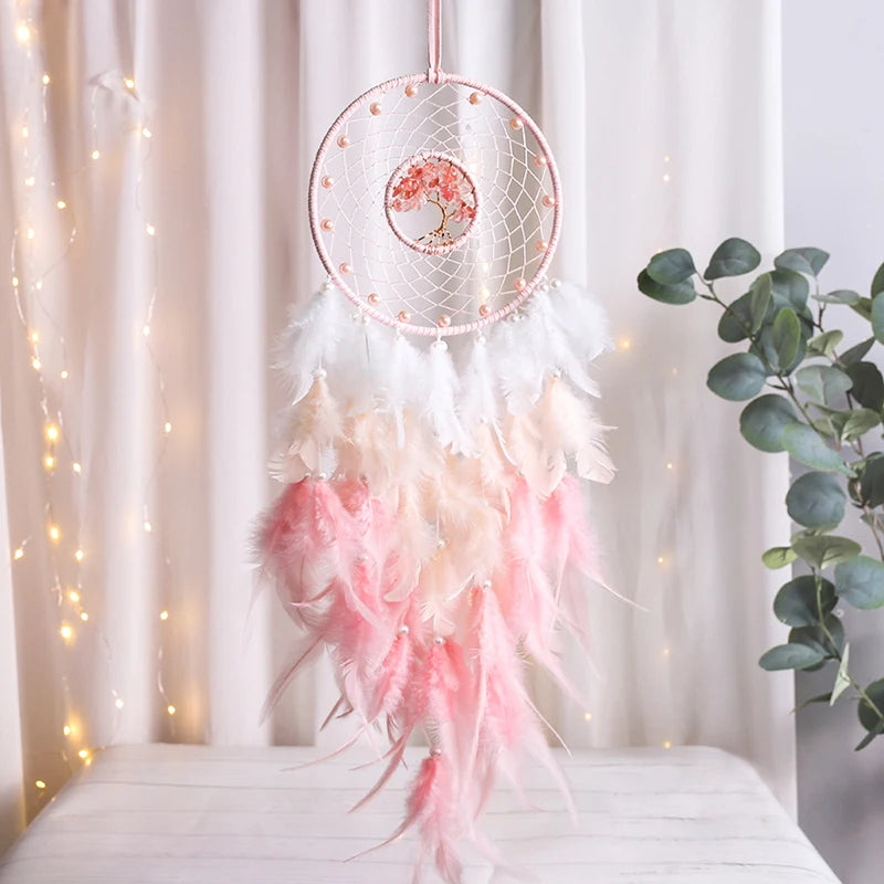 décoration intérieure attrape rêves rose boho chic oiseau plumes semi transparentes crochets métalliques
