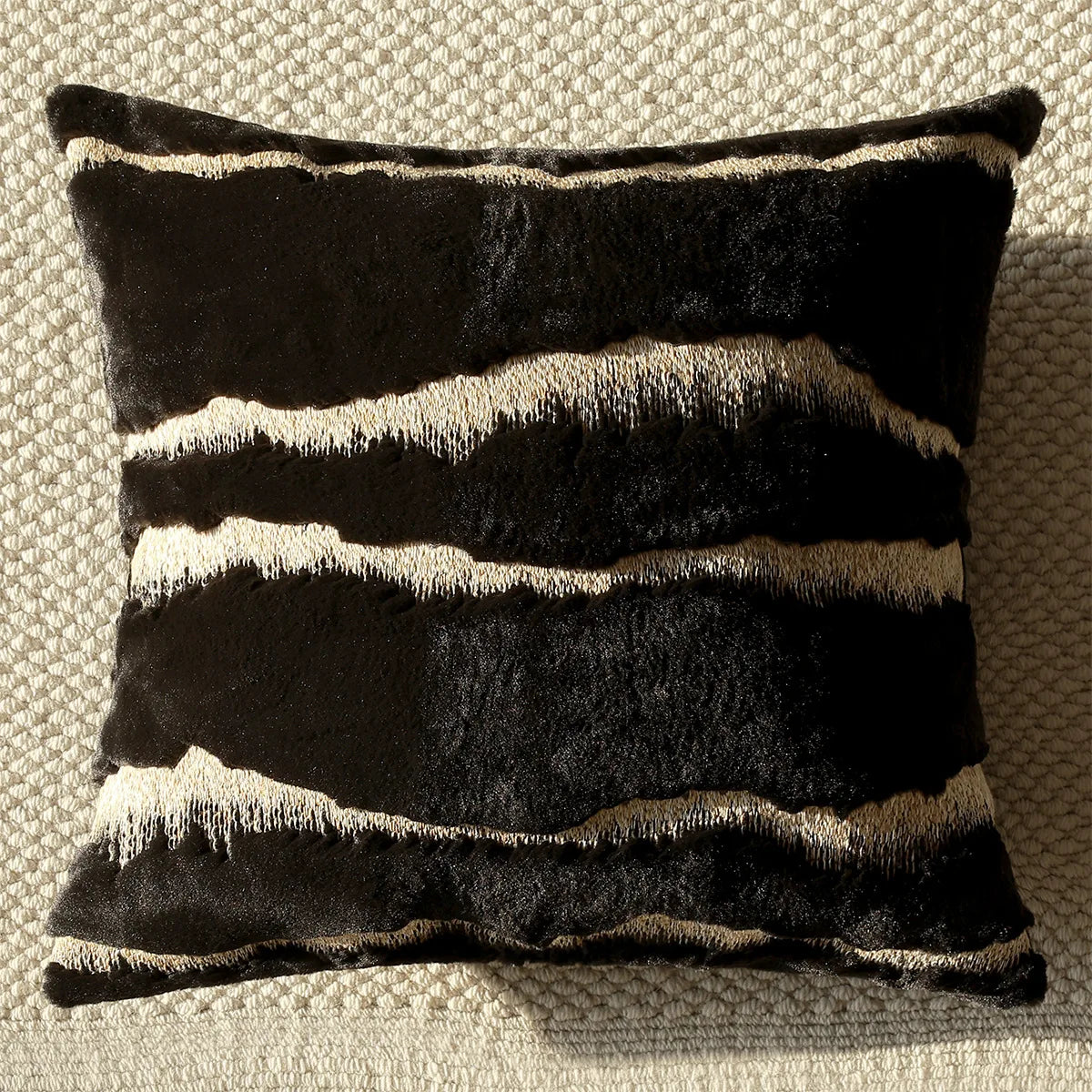 coussin deco fausse fourrure motif geometrique noir blanc nordique contemporain canape voiture