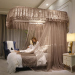 Une chambre élégante avec un lit à baldaquin et des rideaux ornés de motifs délicats, dans laquelle une personne est allongée sur le lit.