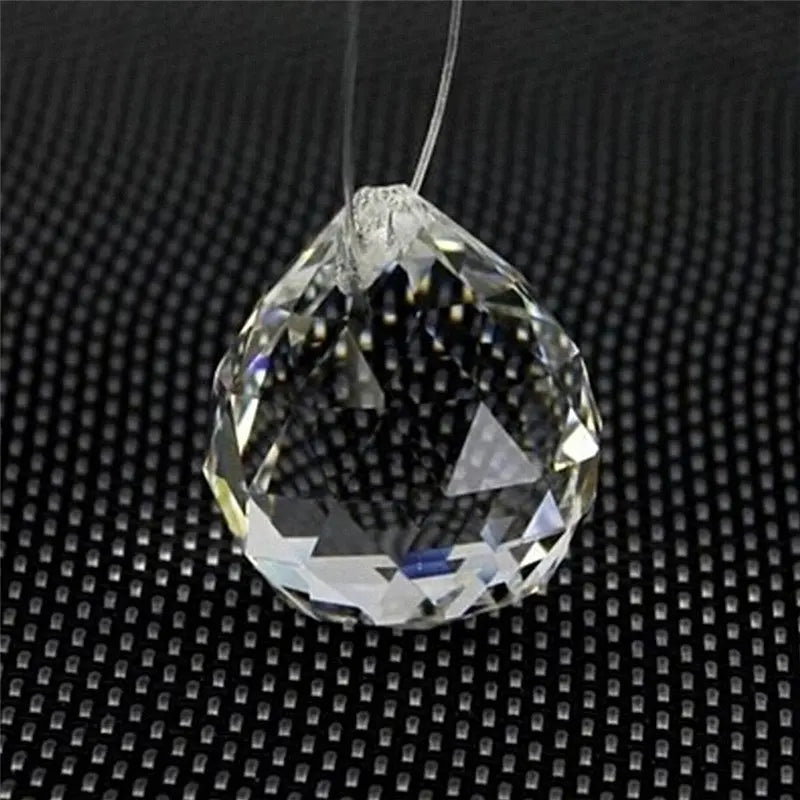 boule cristal transparente facettes géométriques moderne élégante anneau métallique suspension décoration intérieure très transparente