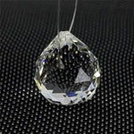 boule cristal transparente facettes géométriques moderne élégante anneau métallique suspension décoration intérieure très transparente